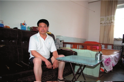 兒子被殺后，董恩悌一家搬出村子，在一個臨時地點蝸居了11年。