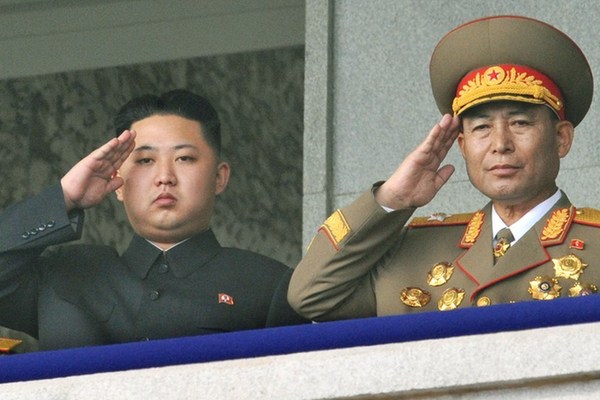 朝鮮人民軍總參謀長李英浩15日被免去一切職務(wù)。圖為金正恩左與李英浩合影的資料圖片。