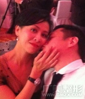 劉嘉玲露出惹火上圍，被張叔平趴在肩膀上膩歪，還被其親吻臉頰