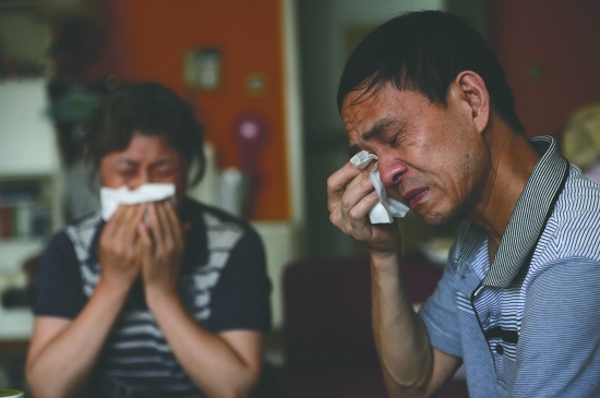 羅洪玲父母提起女兒的婚姻悲劇，忍不住落淚