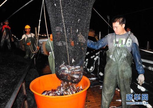 海南赴南沙漁船隊(duì)生活探秘：妻子開(kāi)船丈夫捕魚(yú)