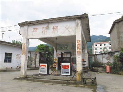 重慶涪陵一家遠離城區(qū)的民營加油站。涪陵石油成品油協(xié)會介紹，民營加油站多被擠出城區(qū)，目前城區(qū)只有兩家是民營。新京報首席記者楊萬國 攝