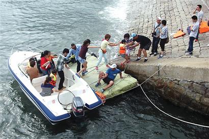 快艇為攬客搭簡(jiǎn)易浮碼頭