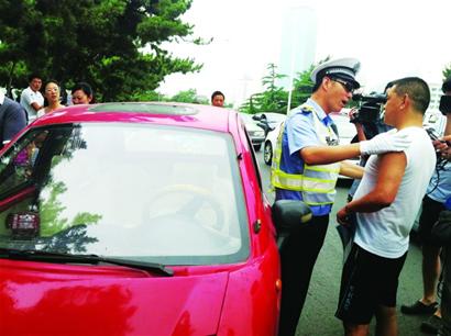 交警前海查三輪車(chē)