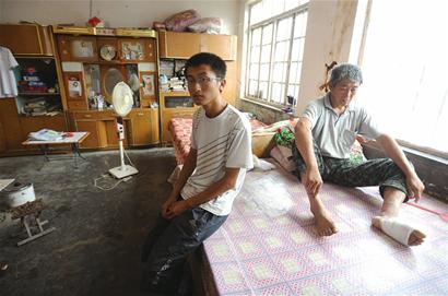 學(xué)習(xí)尖子家貧僅兩套衣服過(guò)夏天