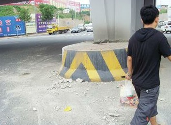 青島市民張先生昨天上午駕車行駛到長沙路立交橋下時，兩塊長5米、寬1米的水泥石板竟從立交橋上飛下