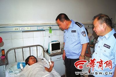昨日，三原縣公安局局長赫虎中探望受害“的姐”