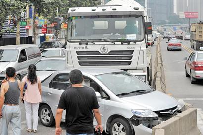 黑龍江路攪拌車(chē)頂上小轎車(chē) 青島南北大擁堵