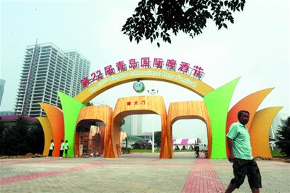 青島啤酒城大門(mén)采用啤酒桶風(fēng)帆造型 5門(mén)口迎客