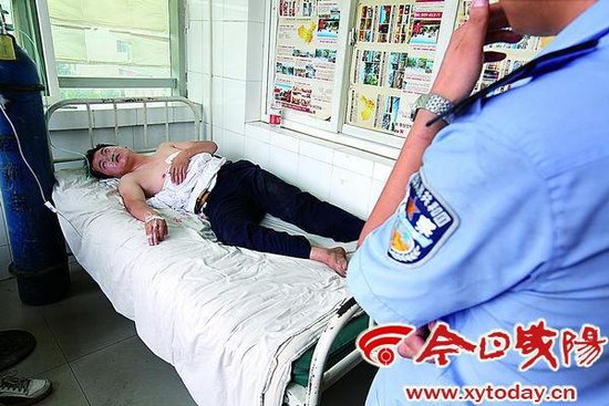 幾個被打的交警里，靳龍剛的傷情最重，躺在武功縣人民醫(yī)院病床上不能動彈。