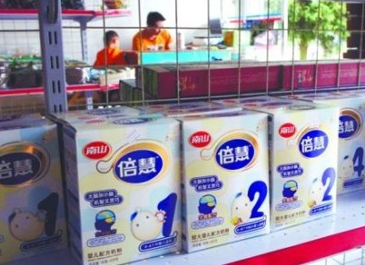 南山致癌奶粉被曝當(dāng)?shù)匚聪录?街頭不少專(zhuān)賣(mài)店