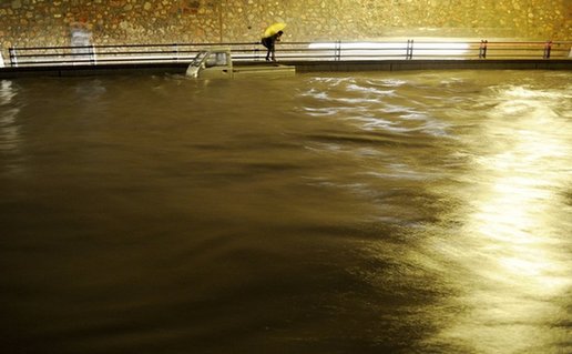 銀川現強降水市區(qū)嚴重積水 居民自建防水堤