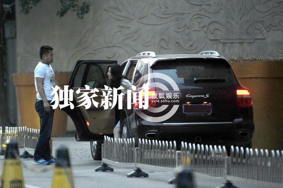 劉亦菲駕豪車(chē)獨(dú)自進(jìn)私人會(huì)所 優(yōu)雅脫俗顯熟女氣質(zhì)