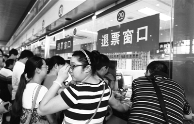 昨日，北京火車站售票大廳，很多旅客退票。 實習(xí)生 王飛 攝