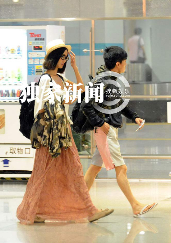 張歆藝楊樹(shù)鵬牽手返京 深夜同回公寓疑同居
