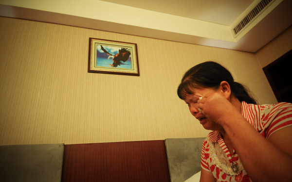 8月7日，“被自殺”當(dāng)事人周蘭蘭在鏡頭前傾訴自己的無(wú)奈。