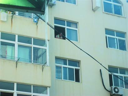 青島狂躁男狂扔數(shù)臺萬元相機(jī) 手機(jī)電熨斗啞鈴扔一街