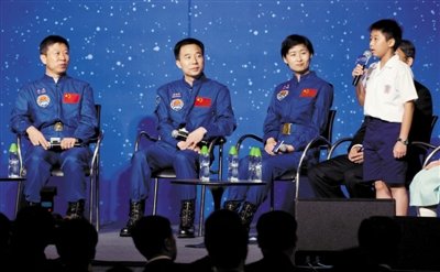 昨日，香港會議展覽中心，航天員景海鵬（左二）、劉旺（左一）、劉洋（左三）等與香港學(xué)生代表對話。新華社記者 呂小煒 攝