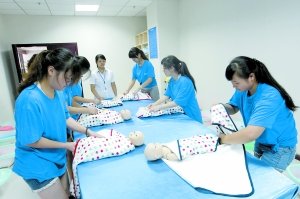 昨日，學(xué)生們正在進(jìn)行給嬰兒穿衣服的訓(xùn)練。