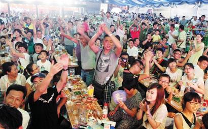 銀行包場(chǎng)啤酒大棚 一夜數(shù)十萬(wàn)請(qǐng)千余客戶(hù)喝洋啤酒