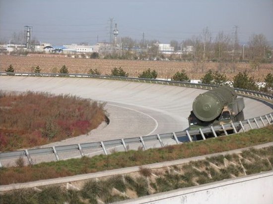 資料圖：解放軍某種未知型號的機(jī)動式導(dǎo)彈發(fā)射車試車，外界推測這就是DF-41洲際導(dǎo)彈系統(tǒng)使用的底盤