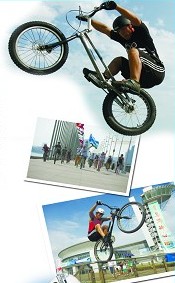 青島極限自行車(chē)高手:爬樓梯上石墩無(wú)障礙 定格10分鐘