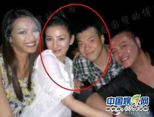 黃奕男友黃毅清發(fā)2人合影后秒刪 車內親密共處