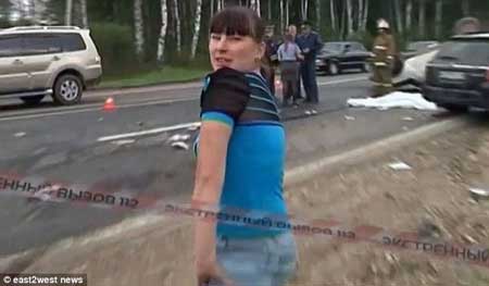 女子幸免于車(chē)禍竟在遇難者尸體旁跳舞 歡樂(lè)慶賀