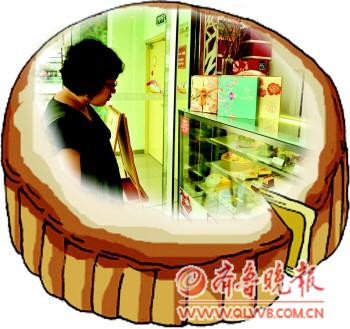 甜品店柜臺上精致的月餅禮盒引來顧客駐足觀看。