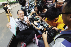 “保安哥”乘車去宿舍也被媒體包圍。