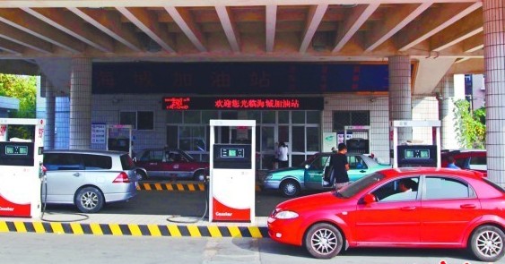 南京路一民營加油站油價有優(yōu)惠，不少車輛正在加油。