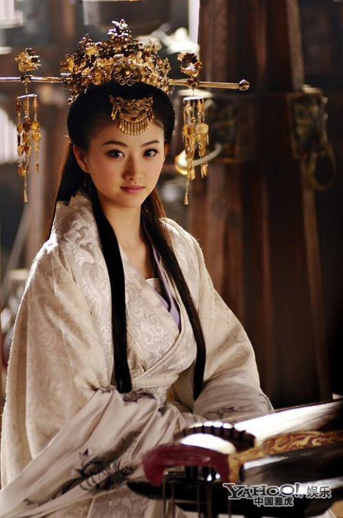 孫子大傳——景甜，本來景甜的美是甜美的小家碧玉，但是孫子大傳的造型做得大氣而古樸，效果反而比專門為景甜量身打造的戰(zhàn)國造型漂亮很多。