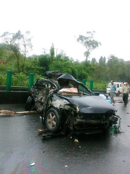 一家7口送大學(xué)新生報到遇車禍 致5人死亡