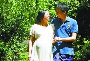 劉拯江陪著妻子吳云霞在小區(qū)里散步。