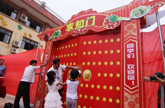 青島百萬(wàn)中小學(xué)生今開(kāi)學(xué) 私家車堵癱馬路