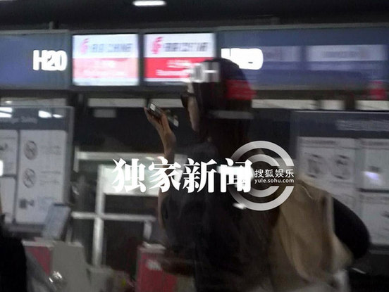 范瑋琪扮知性機場逛書店 與老公結伴內(nèi)地撈金