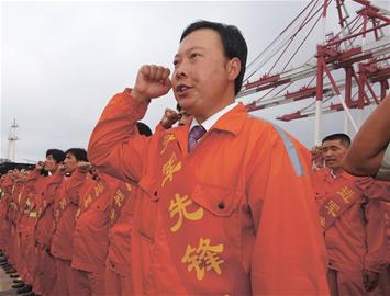 青島港金牌農(nóng)民工當選十八大代表