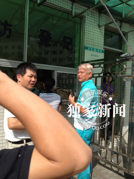 今日上午9點20分左右，陳百祥現(xiàn)身深圳市公安局經(jīng)濟犯罪偵查局