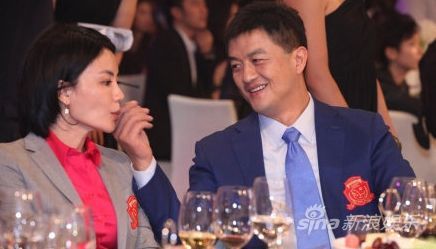 李亞鵬為王菲擦嘴，畫面有愛
