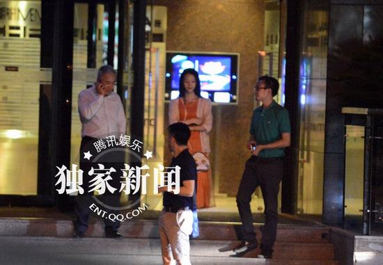 吳秀波桃花運(yùn)不斷 深夜會(huì)靚麗神秘女