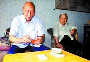 代正興老人每逢周五出門都會包上4個裝有感謝卡和2元錢的紅包。 通訊員 苑鐵力 攝