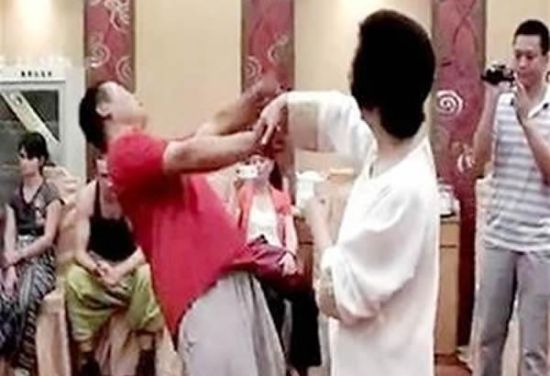 閆芳(右)在演練。視頻截圖