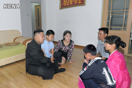 金正恩攜夫人李雪主訪問(wèn)市民新居