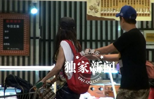 豪門(mén)貴婦吳辰君與家人逛平價(jià)超市 十足主婦范