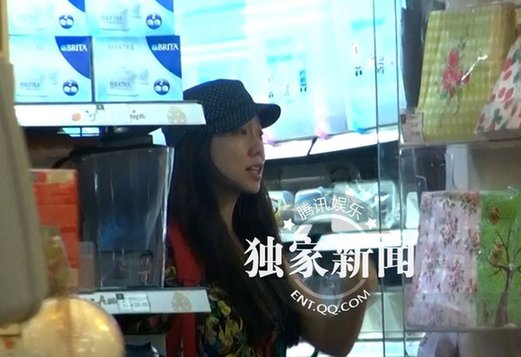 豪門貴婦吳辰君與家人逛平價(jià)超市 十足主婦范