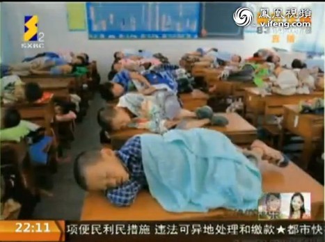 西安1小學讓3千學生蜷縮課桌上午睡 胳膊當枕頭