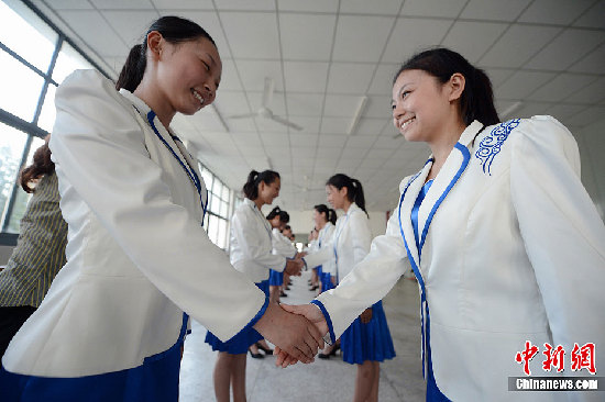 揚州90后女大學(xué)生入學(xué)學(xué)禮儀 穿清純制服美如空姐