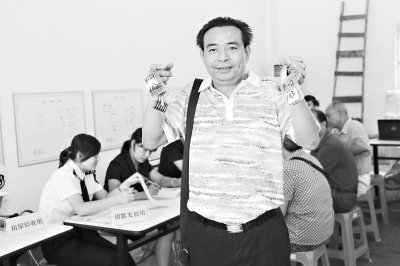 余家頭股民陳善武領(lǐng)取新房鑰匙。萬強(qiáng)攝