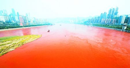 昨日,長(zhǎng)江水呈現(xiàn)出比較明顯的紅色。