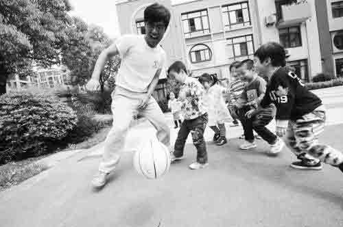 2012年5月3日，合肥，趙龍?jiān)诟⒆犹咔? border=